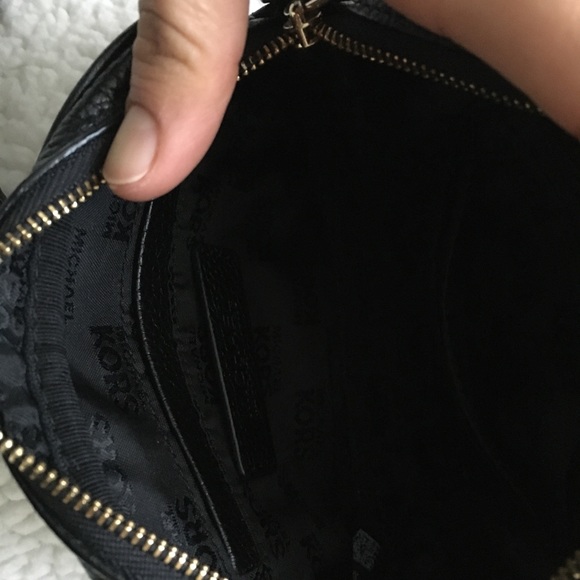 Michael Kors crossbody bag. - Picture 4 of 7